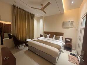 Deluxe King Room | Free WiFi - Sarvagya Inn (Varanasi)