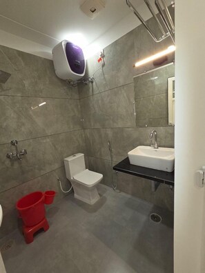 Triple Queen Room | Bathroom | Slippers, towels, soap, shampoo - Sarvagya Inn (Varanasi)