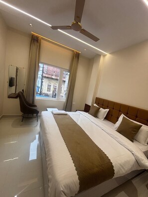 Deluxe King Room | Free WiFi - Sarvagya Inn (Varanasi)
