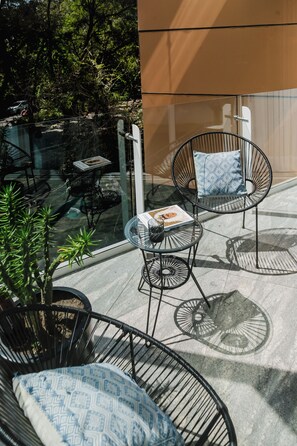 Terrace/patio - Stylish one-bedroom loft located right across from Glorieta de Cibeles, in the heart of Roma Norte. Enjoy a bright, contemporary space with a full kitchen, in-unit washer and dryer, high-speed Wi-Fi, and 24/7 building security with doorman. (Cuauhtémoc)