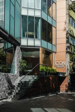 Exterior detail - Stylish one-bedroom loft located right across from Glorieta de Cibeles, in the heart of Roma Norte. Enjoy a bright, contemporary space with a full kitchen, in-unit washer and dryer, high-speed Wi-Fi, and 24/7 building security with doorman. (Cuauhtémoc)