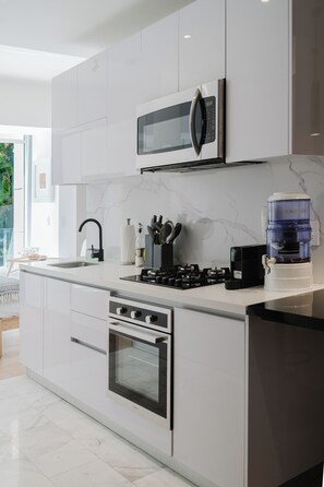 Fridge, microwave, oven, stovetop - Stylish one-bedroom loft located right across from Glorieta de Cibeles, in the heart of Roma Norte. Enjoy a bright, contemporary space with a full kitchen, in-unit washer and dryer, high-speed Wi-Fi, and 24/7 building security with doorman. (Cuauhtémoc)