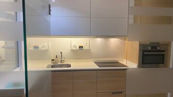 Réfrigérateur, micro-ondes, four, plaque de cuisson