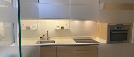 Réfrigérateur, micro-ondes, four, plaque de cuisson