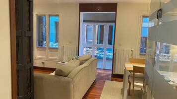 Een televisie, een dvd-speler, boeken en een stereo