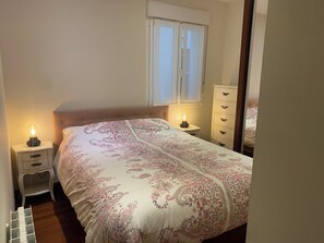 2 bedrooms, bed sheets - Portugalete apartment in old town (Portugalete)