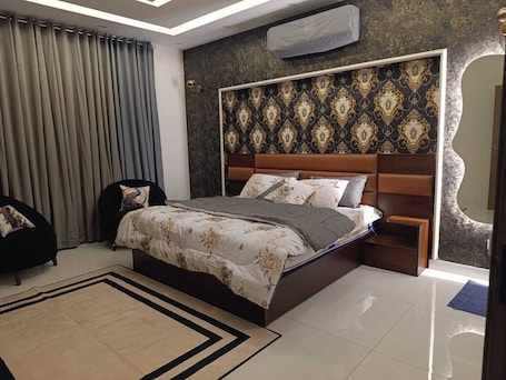 5 bedrooms, iron/ironing board, WiFi, bed sheets. COMFLUX Spacious & Neat 5-Bedroom House With 6 Free Parkings On Site