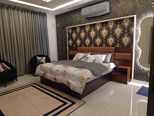 COMFLUX Spacious & Neat 5-Bedroom House With 6 Free Parkings On Site
