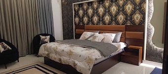 COMFLUX Spacious & Neat 5-Bedroom House With 6 Free Parkings On Site