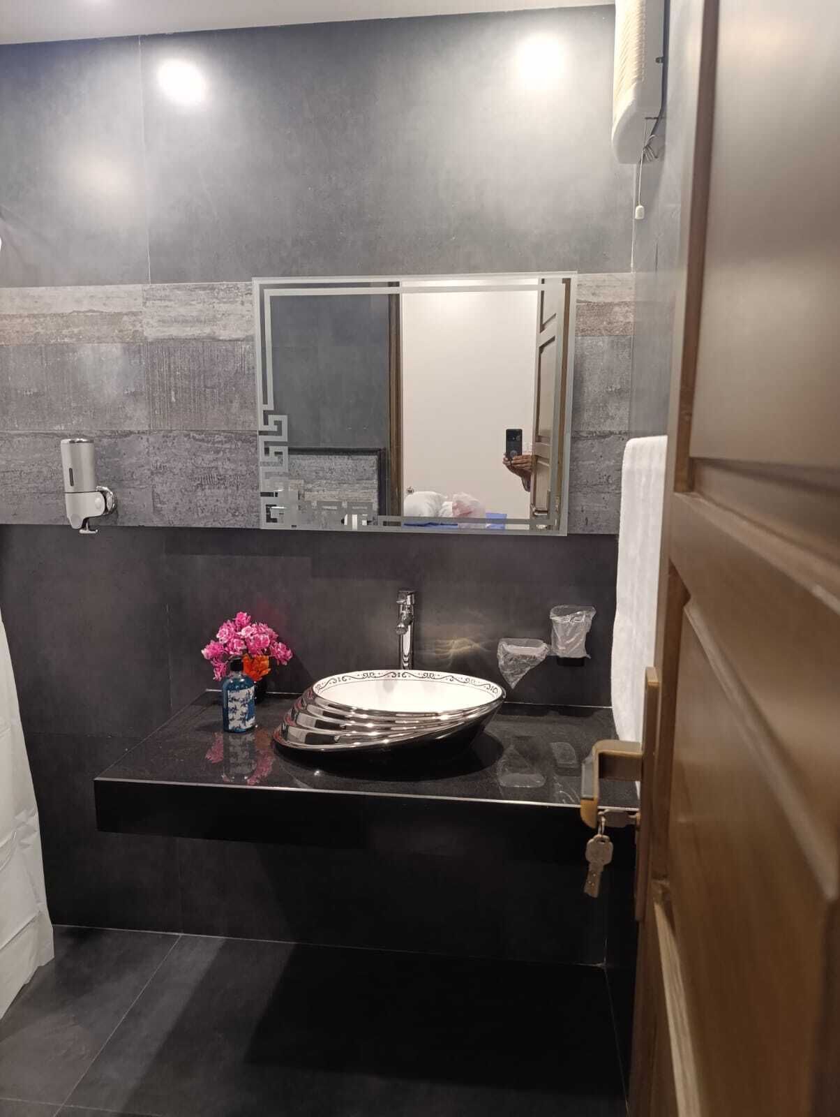 Een bidet, handdoeken, zeep, toiletpapier