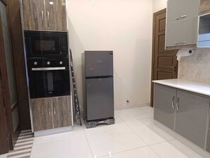 Microondas, horno y placa de cocina