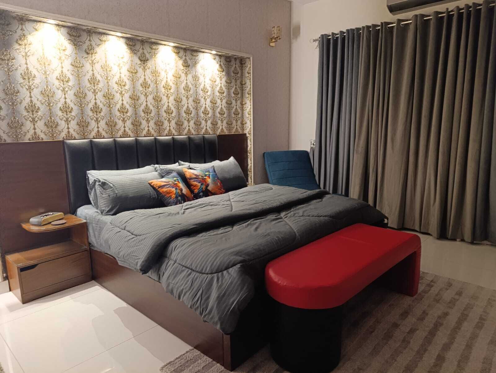 Een strijkplank/strijkijzer, wifi, beddengoed