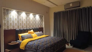 5 bedrooms, iron/ironing board, WiFi, bed sheets
