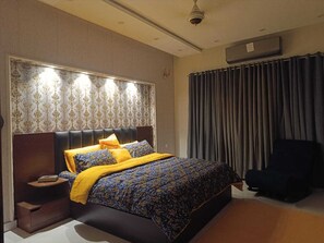 5 bedrooms, iron/ironing board, WiFi, bed sheets