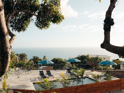Creole bungalow with terrace and ocean view, Les Avirons