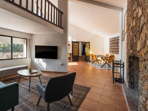 Interior - 3-Bedroom House with Private Garden Near Granada (Alfacar)