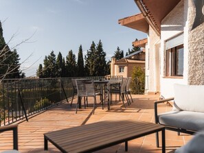 Outdoor dining - 3-Bedroom House with Private Garden Near Granada (Alfacar)