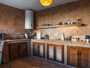 Refrigerador, cafetera y tetera y tostadora 