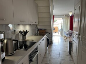 Fridge, microwave, oven, stovetop - 3-room duplex, 6 sleeps, near beach, parking, Le Lavandou (Le Lavandou)
