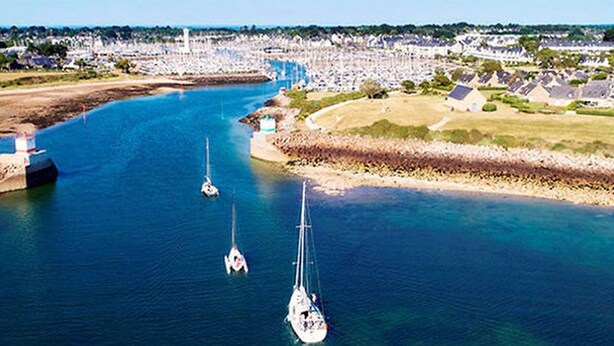 A coastal town with a marina, boats, and residential buildings. - Ground floor T3 apartment, near Crouesty port, wifi, parking (Arzon)