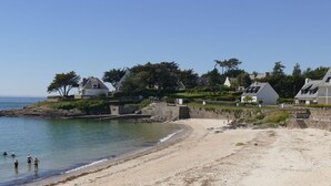 A beach with houses and a clear sky. - Ground floor T3 apartment, near Crouesty port, wifi, parking (Arzon)