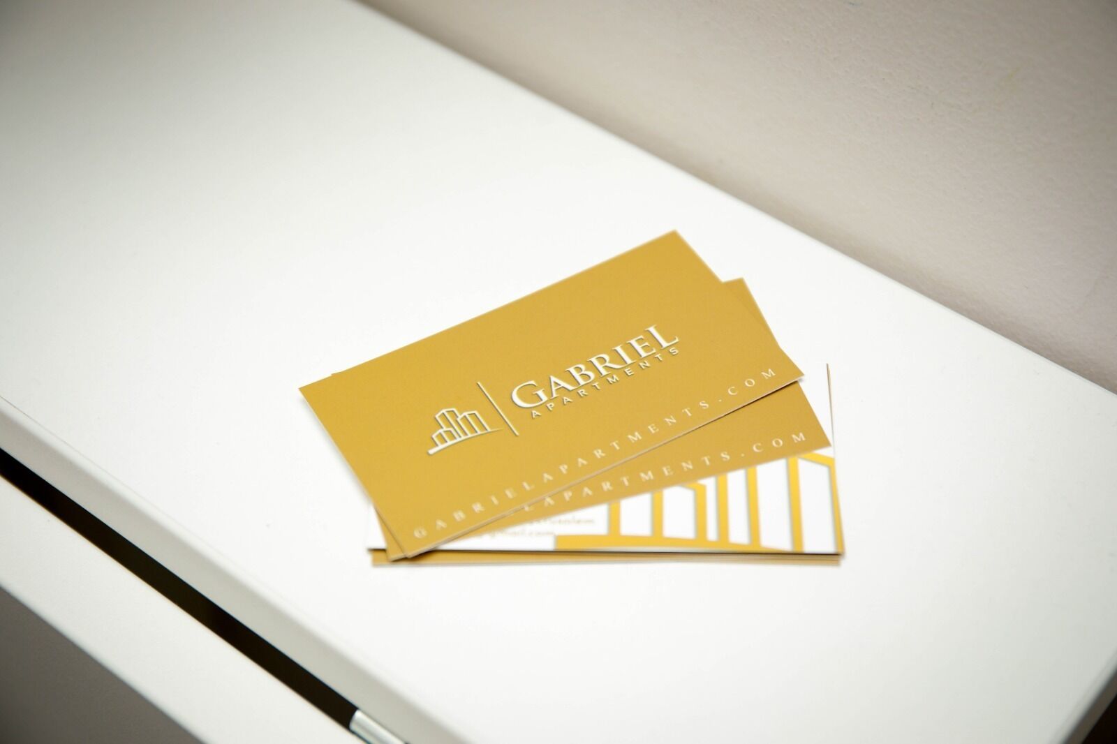 Dois cartões de visita para o Gabriel Apartments, com a URL do site.
