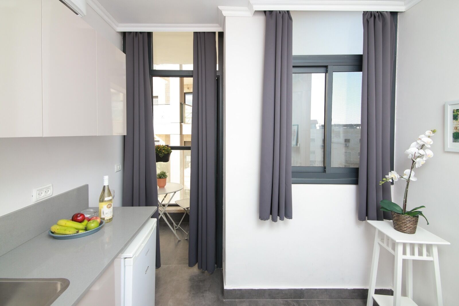 Cortinas blackout, insonorización y tabla de planchar con plancha 