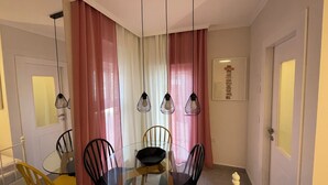 Familiestudio, balkong, byutsikt | Blendingsgardiner, lydisolert, strykejern/-brett og wi-fi (inkludert)