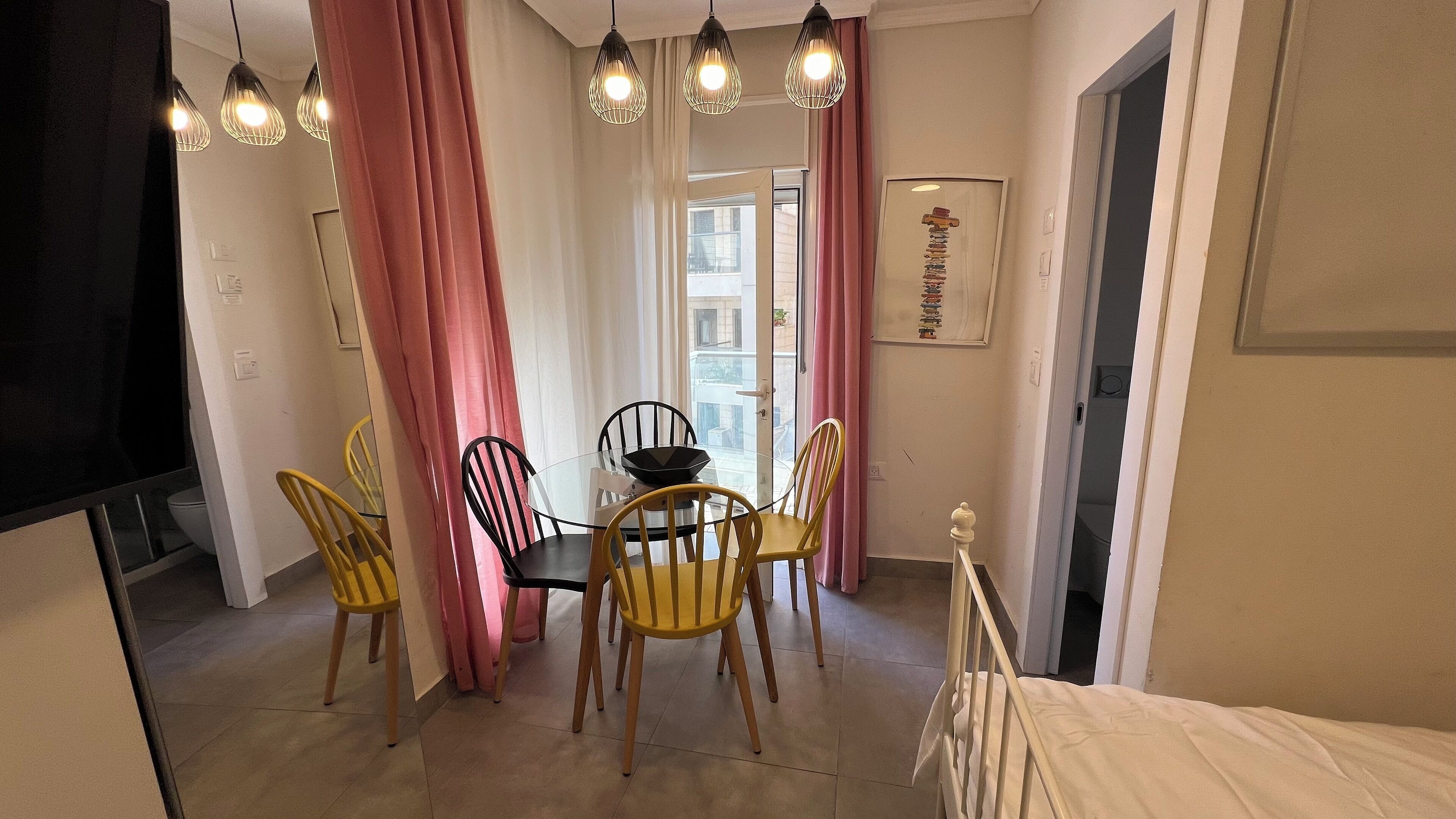 Perhestudio, parveke, kaupunkinäköala | Pimennysverhot, äänieristys, silitysrauta/-lauta, ilmainen Wi-Fi