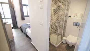 Verdunkelungsvorhänge, schallisolierte Zimmer, Bügeleisen/Bügelbrett