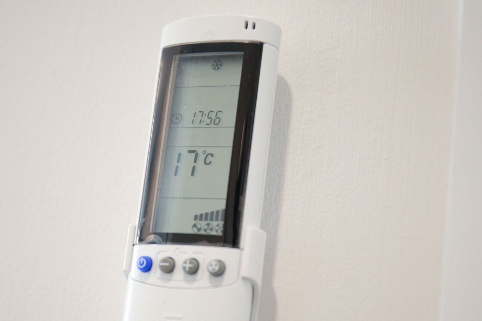 A digital thermostat displaying 17°C and 17:55.