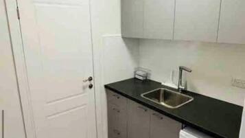 Studio Familial, balcon, vue ville | Cuisine privée