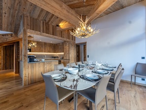 Dining - Luxurious 7-room apartment, fireplace, parking, stunning view (Val-d'Isère)