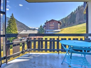 Outdoor dining - Charming 3-room apartment near Morzine center with view (Morzine)