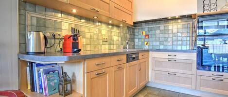 Een koelkast, een microgolfoven, een vaatwasser