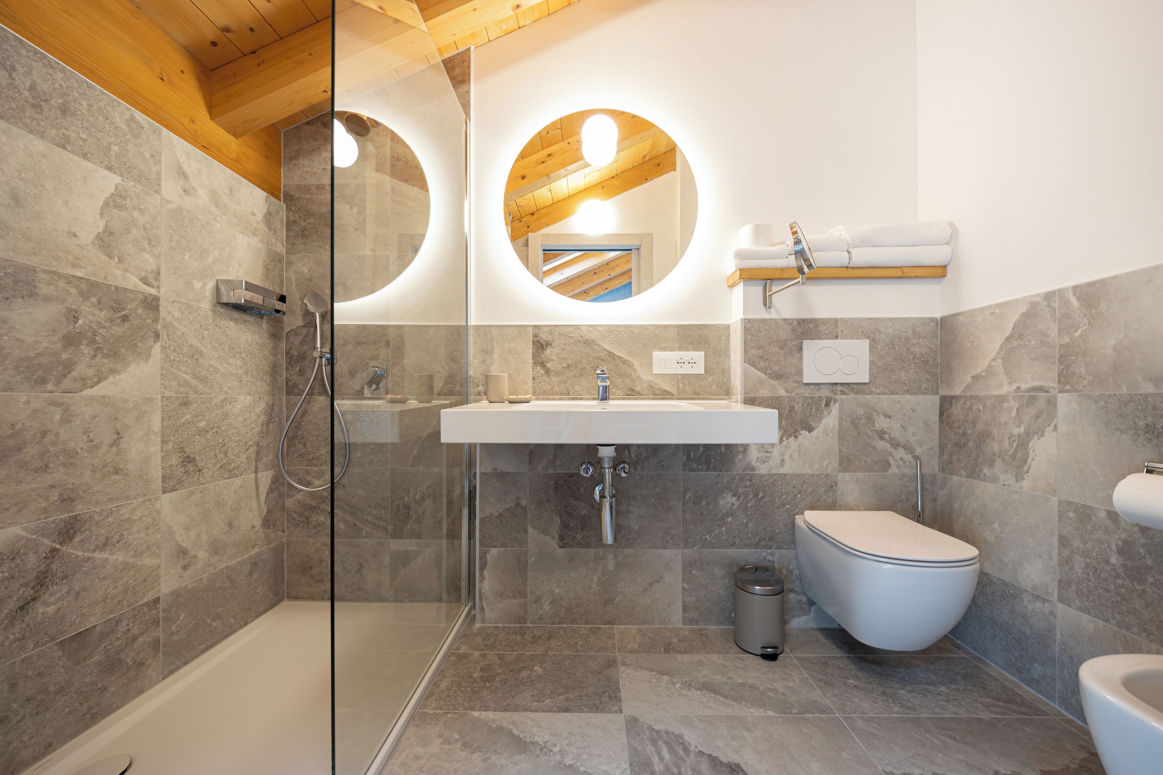 Deluxe Triple Room, Private Bathroom | Bathroom