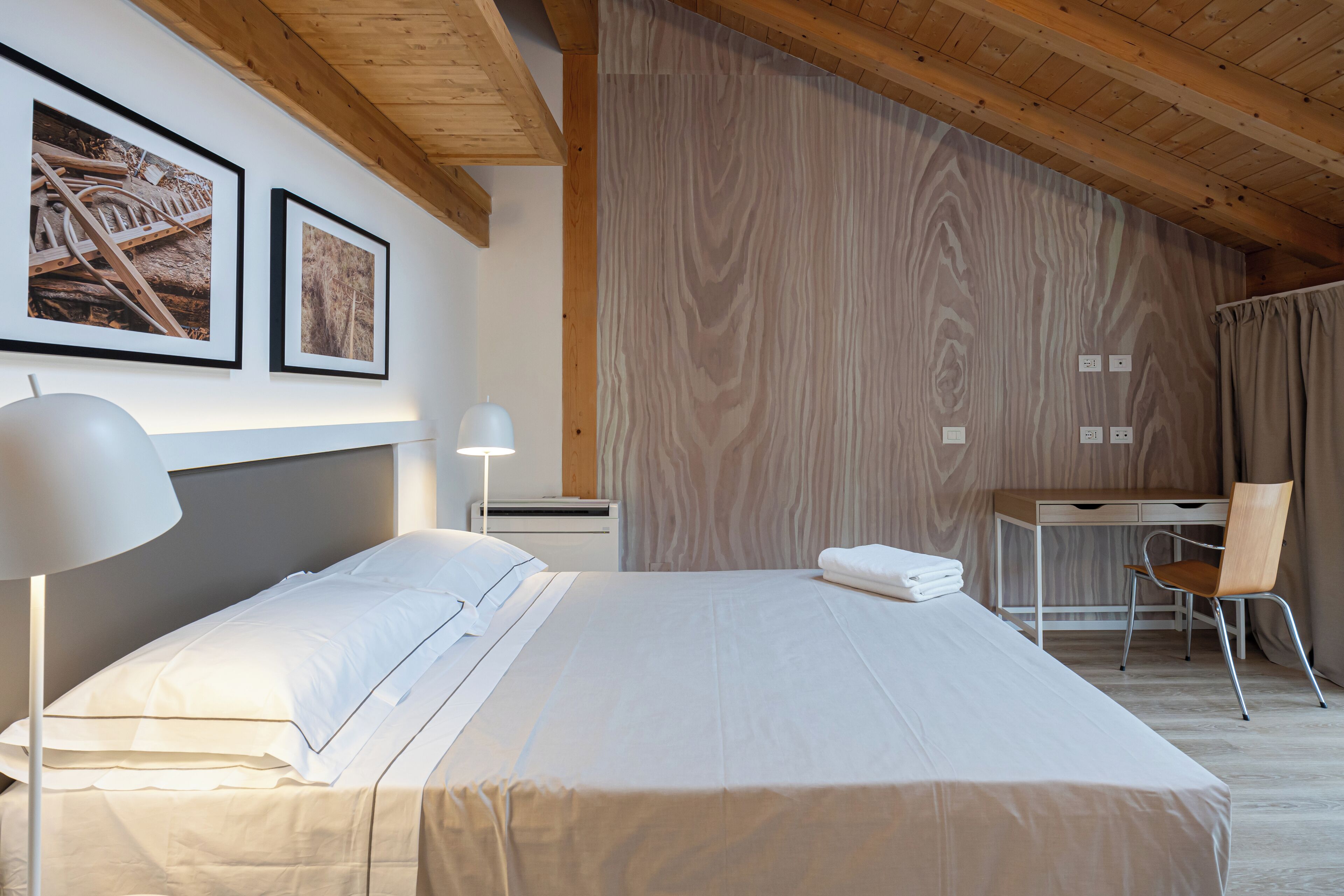 Familieværelse til 4 personer - privat badeværelse | Pengeskab på værelset, skrivebord, arbejdsområde til bærbare computere