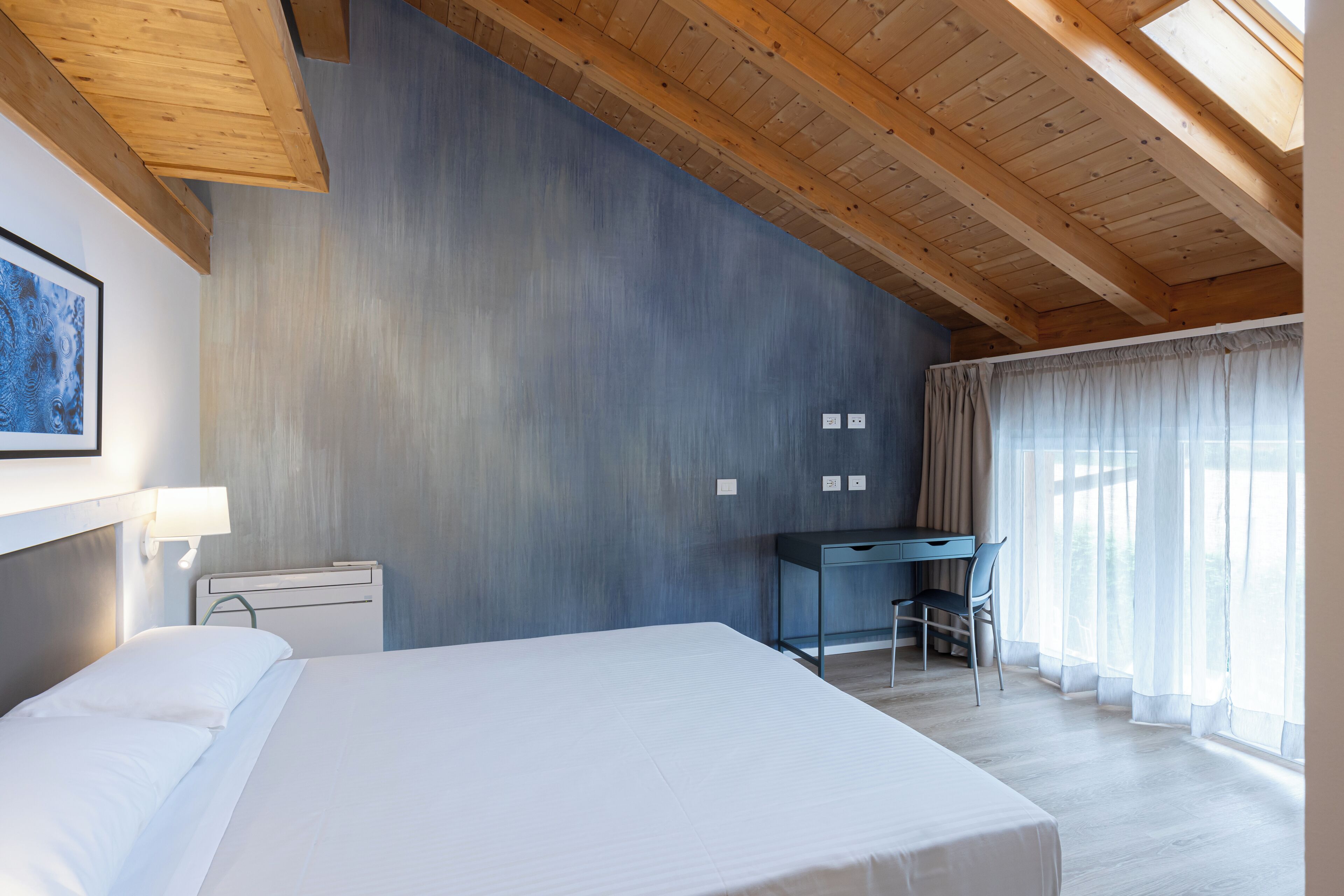 Deluxe-værelse til 3 personer - privat badeværelse | Pengeskab på værelset, skrivebord, arbejdsområde til bærbare computere