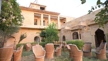 Deluxe Double Room | Living area