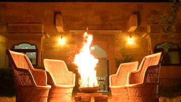 Deluxe Double Room | Living area