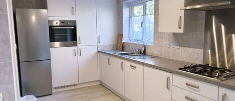 Microwave, oven, dishwasher, coffee/tea maker