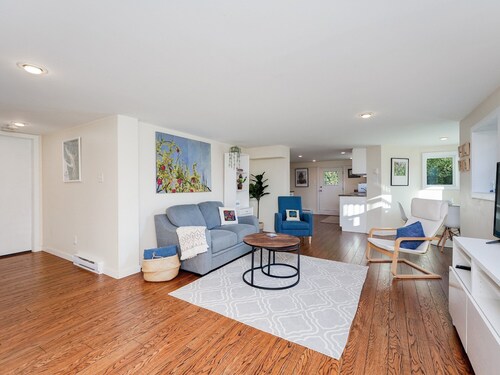 Gallery Garden - Bright & Art-filled 1-Bedroom Suite by Victoria Prime!