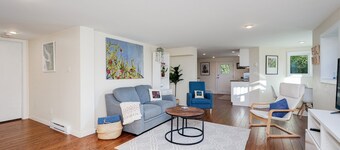 Gallery Garden - Bright & Art-filled 1-Bedroom Suite by Victoria Prime!