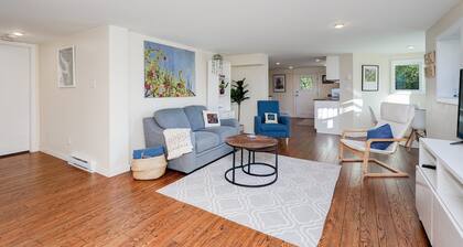 Gallery Garden - Bright & Art-filled 1-Bedroom Suite by Victoria Prime!