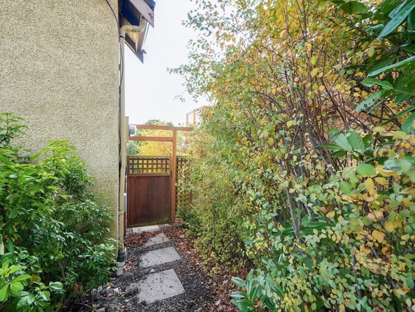 المنطقة المحيطة بالمنشأة