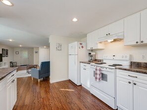 ثلاجة، ميكروويف، فرن، موقد طهي مسطح