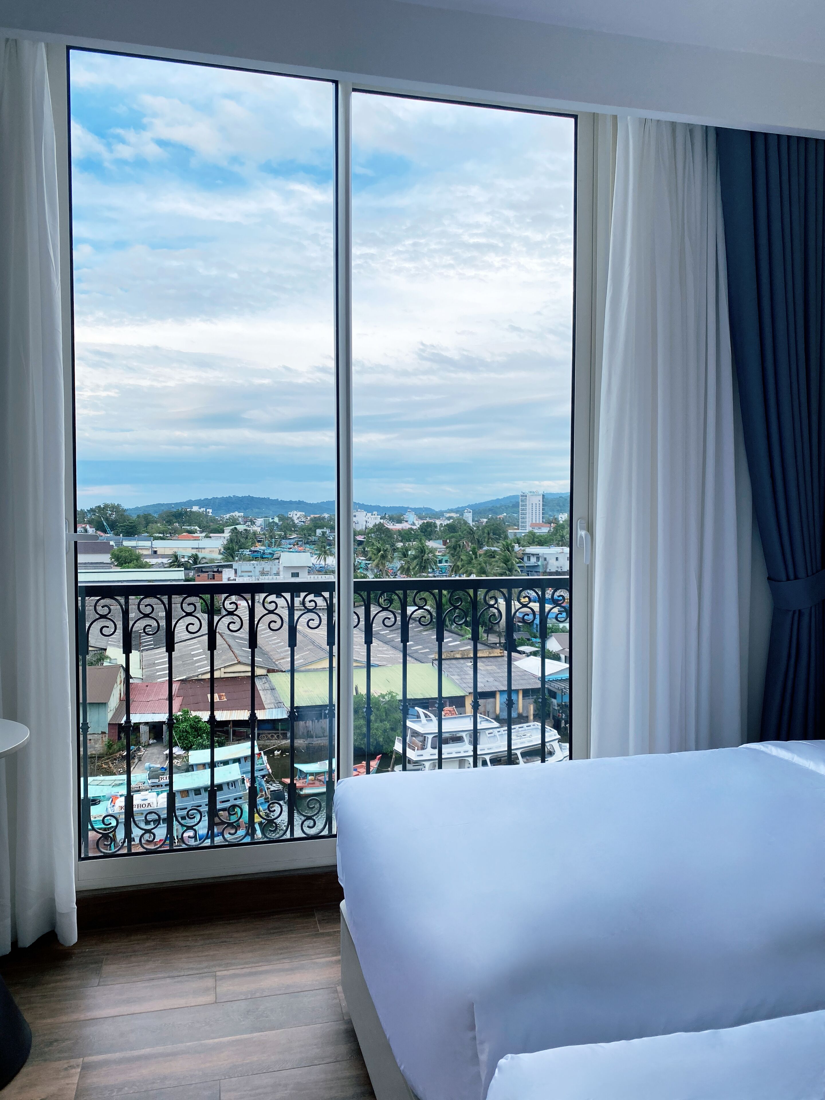 Habitación junior con 2 camas individuales, vista al río | Escritorio y wifi gratis 