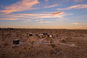 Exterior - The Moasis - 5 acre Modern w Pool & Spa (Yucca Valley)