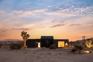 Exterior - The Moasis - 5 acre Modern w Pool & Spa (Yucca Valley)