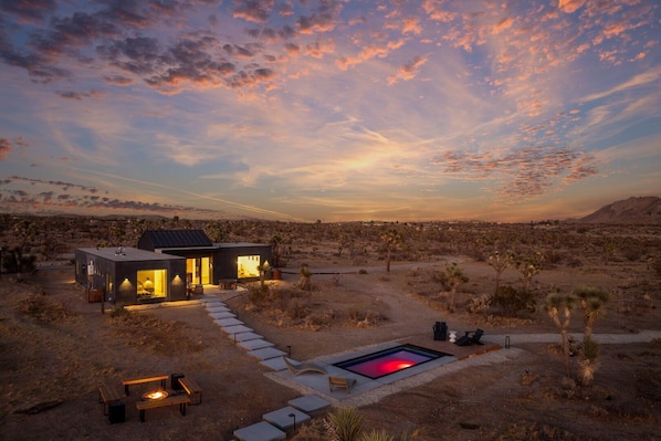 A heated pool - The Moasis - 5 acre Modern w Pool & Spa (Yucca Valley)